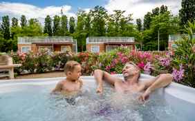 Alle Glamping-Kuben verfügen über einen Außen-Jacuzzi - Foto: Bethel Fath